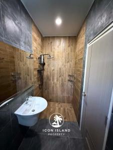 a bathroom with a white sink and a shower at Coco Villa in Hinkong +6 photos
