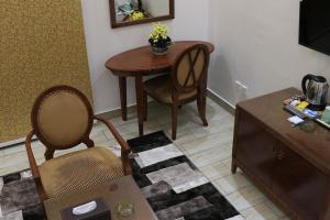 a living room with a small table and chairs at فندق درة الرؤية in Jeddah