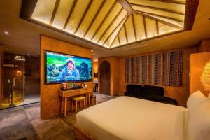 ein Hotelzimmer mit Bett und Flachbildfernseher in der Unterkunft Pynt Hotel 8 in Ho-Chi-Minh-Stadt + 20 Fotos