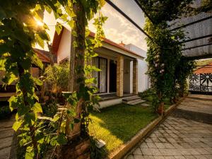 a garden view of a house with a courtyard at Pondok DlodPoh in Karangasem