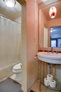 y baño con lavabo, aseo y espejo. en Barton Hills Condominiums en Austin