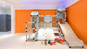 a bunk bed in a room with an orange wall at Gapyeong Pogny Kids Poolvilla in Gapyeong