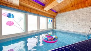 a swimming pool with a pool noodle in the middle at Gapyeong Pogny Kids Poolvilla in Gapyeong