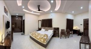 a large bedroom with a bed and a mirror at Hotel Friends Residency in Bijaipur