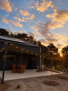 ein Haus mit einer Terrasse mit Tisch und Stühlen in der Unterkunft Wildwood Eco Retreat in Quindalup