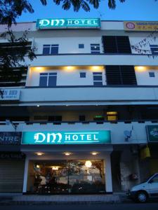 un edificio con un cartel dapp de hotel en él en DM Hotel, en Kota Kinabalu