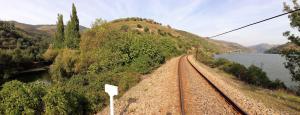 un binario ferroviario accanto a un bacino idrico di Quinta Da Marka a Covas do Douro