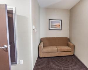 Ein Sitzbereich in der Unterkunft Comfort Inn & Suites Bonnyville