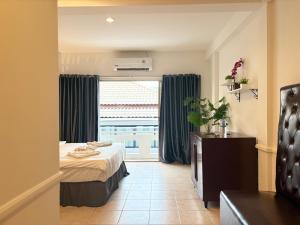 ein Hotelzimmer mit einem Bett und einem Fenster in der Unterkunft The LN Hotel in Ko Samui