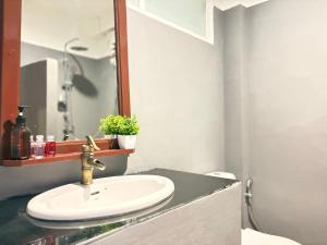 ein Badezimmer mit Waschbecken und Spiegel in der Unterkunft The LN Hotel in Ko Samui