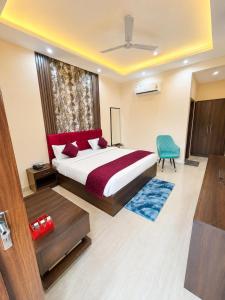 a bedroom with a large bed and a window at Hotel Priyanscy Palace in Sonepur
