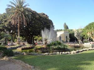 una fuente en medio de un parque en CasaLù, en Palermo