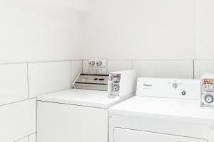 A cozinha ou cozinha compacta de Alt Hostel