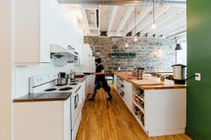 A cozinha ou cozinha compacta de Alt Hostel
