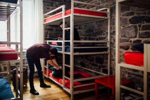 Uma ou mais camas em beliche em um quarto em Alt Hostel