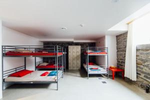 Cama ou camas em um quarto em Alt Hostel