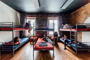 Cama ou camas em um quarto em Alt Hostel