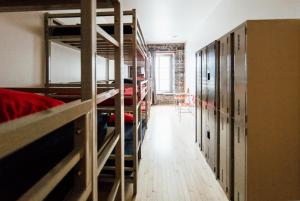Tempat tidur susun dalam kamar di Alt Hostel