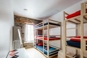 Cama ou camas em um quarto em Alt Hostel