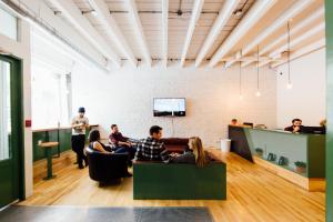 Uma TV ou centro de entretenimento em Alt Hostel