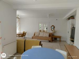 a living room with a couch and a table at Casa Albinelor - Apartament 2-6 persoane in Braşov