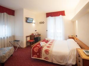 A bed or beds in a room at Hotel Stella Alpina