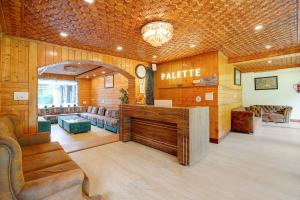 a lobby with a waiting area with aasteryasteryasteryasteryasteryasteryasteryastery at Palette Hotel Regency Valley View Pahalgam By CheckIn in Batakūt