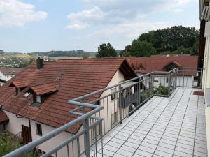 a balcony of a house with a roof at Modernes Apartment mit Balkon in Wutöschingen