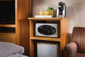 Příslušenství pro přípravu čaje a kávy v ubytování Staypineapple, University Inn, University District Seattle
