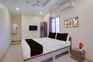 a bedroom with a bed and a television in it at Collection O Iskcon Aurangabad Formerly Everest Inn in Chikalthān