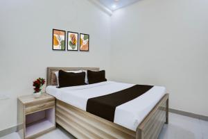 a bedroom with a bed in a room at OYO Collection O Kalyanpur Metro Station in Kaliānpur