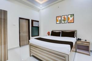 a bedroom with a large bed in a room at OYO Collection O Kalyanpur Metro Station in Kaliānpur +24 photos
