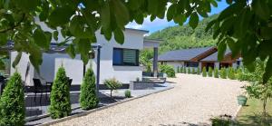 ein Haus mit einem Garten davor in der Unterkunft Respiro Villas in Târgu Neamţ
