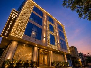 a building with a sign that reads hotel dmg at HOTEL D'CAPITOL - DELHI AiRPORT in New Delhi