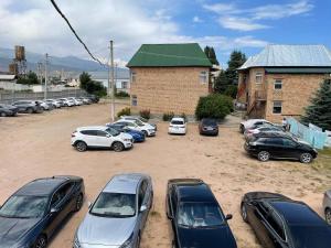 eine Gruppe von Autos, die auf einem Parkplatz geparkt sind in der Unterkunft Baisuu in Bosteri
