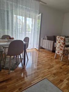 a living room with a table and chairs and a couch at Apartman ZID in Smederevska Palanka