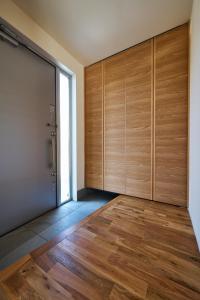 an empty room with wooden cabinets and a door at Ｔｉｌｔ - Vacation STAY 16720 in Karatsu