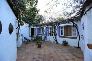 un patio de una casa azul y blanca en El Rincón de San Benito, en Cazalla de la Sierra