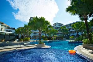 Bazén v ubytování Papago International Resort nebo v jeho okolí