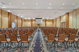 a room with rows of chairs and a projection screen at LeConte Hotel & Convention Center, an Ascend Collection Hotel in Pigeon Forge +46 photos
