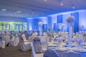 ein Festsaal mit weißen Tischen und Stühlen in der Unterkunft Hôtel du Lac Champlain, an Ascend Collection Hotel in Venise-en-Québec + 144 Fotos