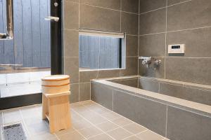 a bathroom with a toilet and a bath tub at ceueu 櫟本駅 in Tenri