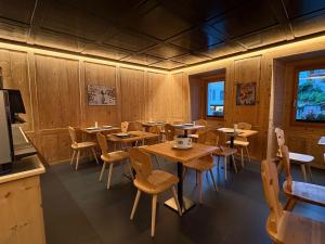 a dining room with wooden tables and chairs at Pensiunina - Pension - Sent in Sent