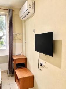 a flat screen tv hanging on a wall at HK Inn Hua Kiew Inn in Miri +9 photos