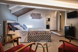 a bedroom with a bed and a table in a room at Maison Bra 10 in Verona