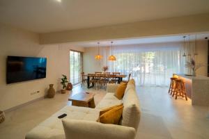a living room with a white couch and a table at Dziupla House in Czarna
