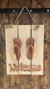a sign with two donuts on a wooden table at Logement insolite tente glamping in Parigné-lʼÉvêque
