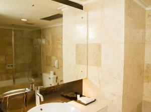 Ett badrum på Grandkemang Hotel