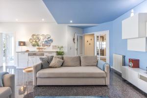 a living room with a couch and a kitchen at Beach Sunset - Apartment Ocean in Vila Nova de Gaia