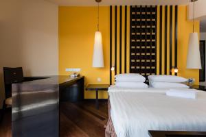 Postel nebo postele na pokoji v ubytování New Town Resort Suites at Pyramid Tower